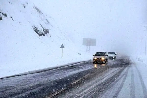 بارش برف و باران در جاده های 8 استان/ ترافیک نیمه‌سنگین در جاده‌ها 